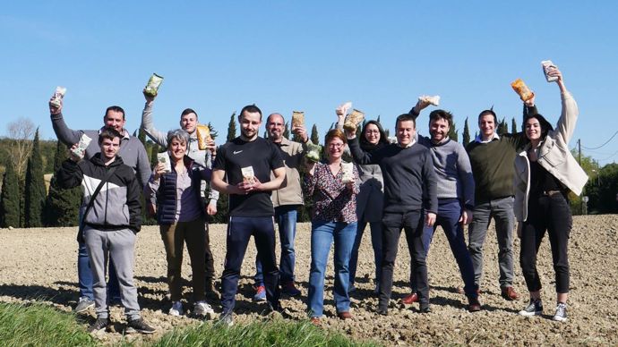 Guillaume Baglin, directeur de la filière légumineuses, et Sébastien Rogue, responsable amont pour cette filière (4e et 2e en partant de la dr.), entourés de l’équipe Nutrinat de Castelnaudary (Aude).